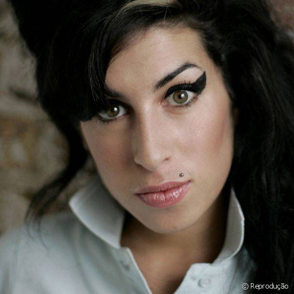O tra?o de delineador gatinho bem grosso era a marca registrada de Amy Winehouse